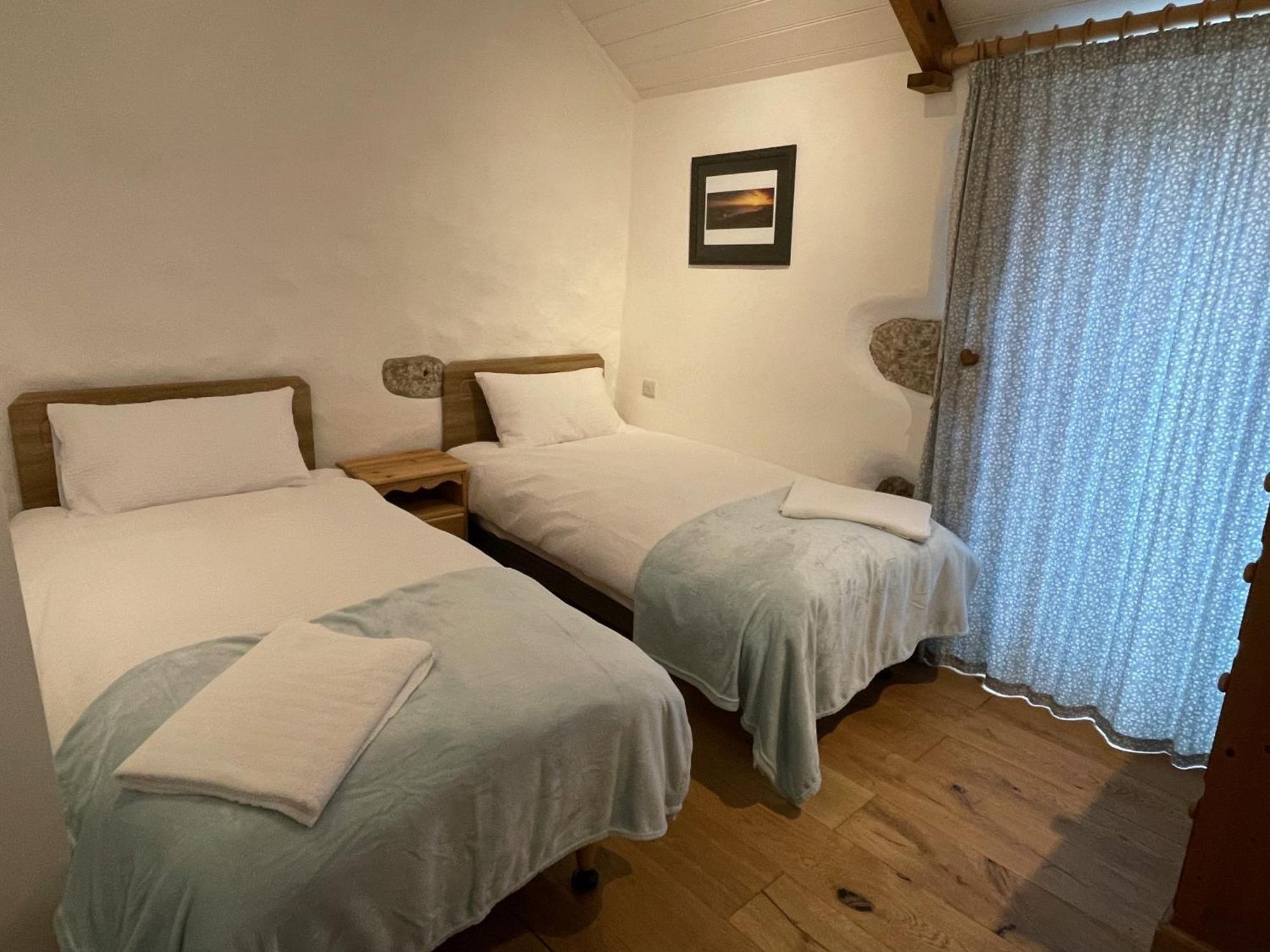 Trengothal Barn Apartamento Porthcurno Exterior foto
